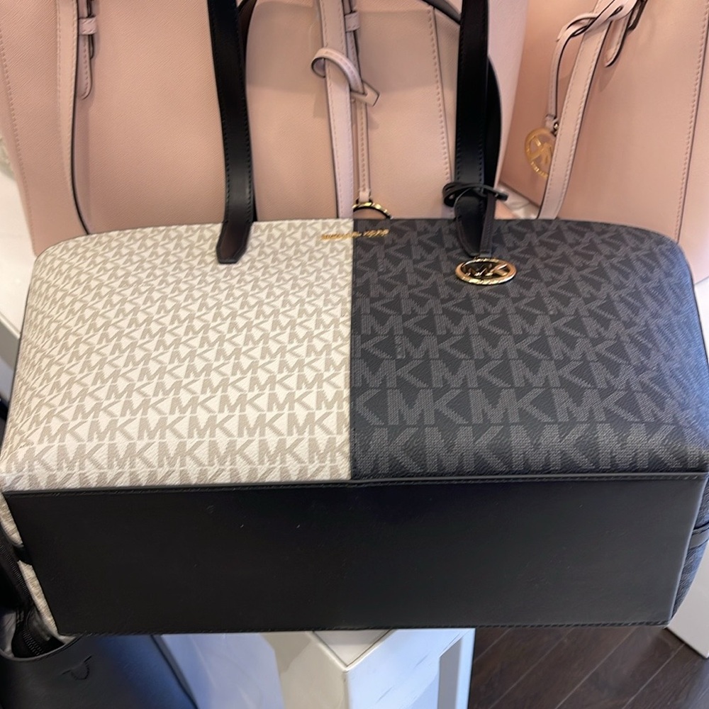 Michael Kors Jet Set Medium Two-Tone Logo Tote Shoulder Bag
BLACK COMBO
NWT - Picture 14 of 16